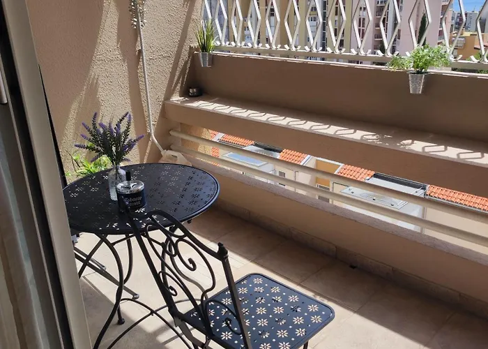 J&sa With Balcony And Garage 아파트 *